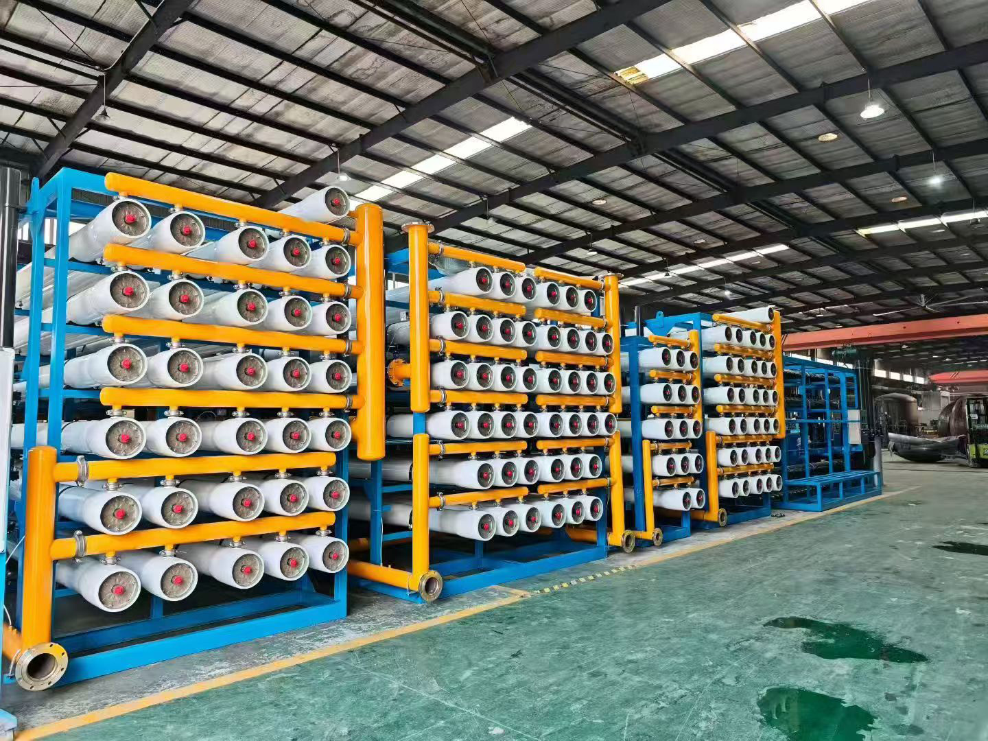 Through pre-treatment, the produced water is used as water for the production of synthetic fibers and as boiler feed water.